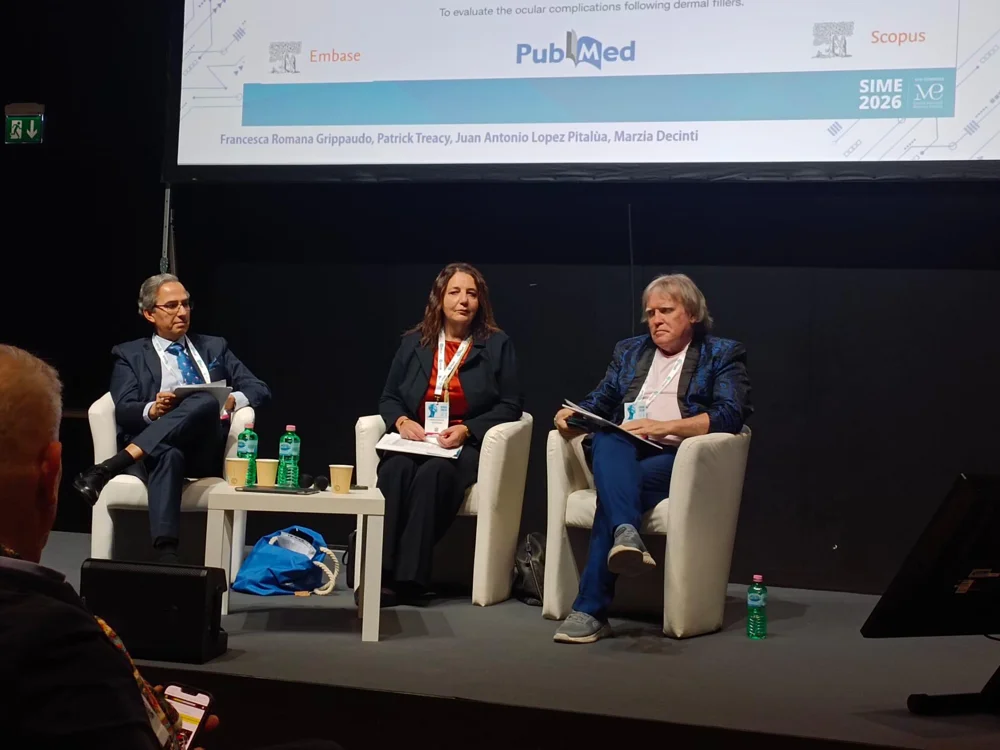 Un momento di confronto sul palco di una tavola rotonda scientifica